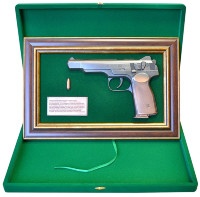 Панно настенное с пистолетом СТЕЧКИН в подарочной коробке GT18-326
