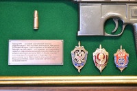 Панно настенное с пистолетом МАУЗЕР со знаками ФСБ в подарочной коробке GT18-333