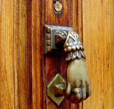 Дверной молоток, кнокер – традиция и оригинальное дизайнерское украшение