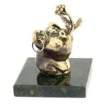 Статуэтка из бронзы и камня ПОРОСЁНОК С ЦВЕТКОМ AZY-6162