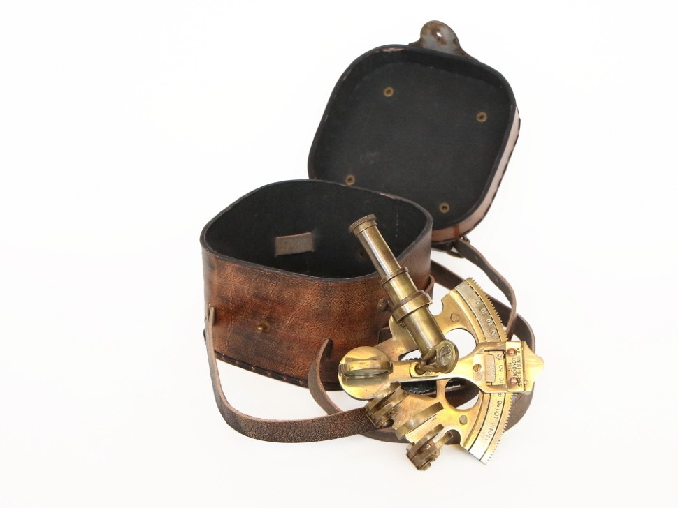 Морской секстант в кожаном футляре NA-1867