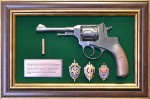 Панно настенное с пистолетом НАГАН со знаками ФСБ в подарочной коробке GT-18-332