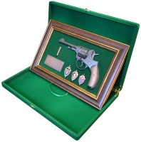 Панно настенное с пистолетом НАГАН со знаками ФСБ в подарочной коробке GT-18-332